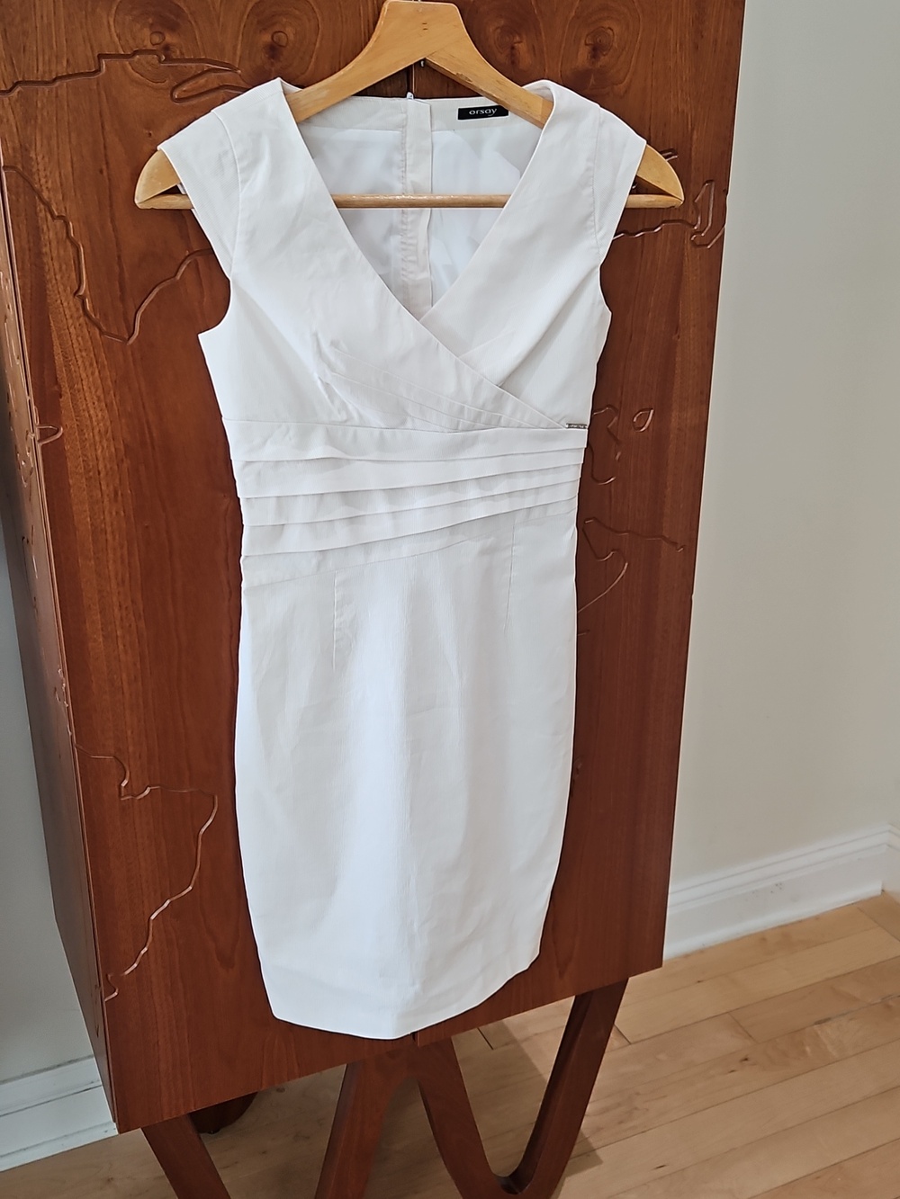 Orsay Classic Off White Sleeveless V-Neck Dress